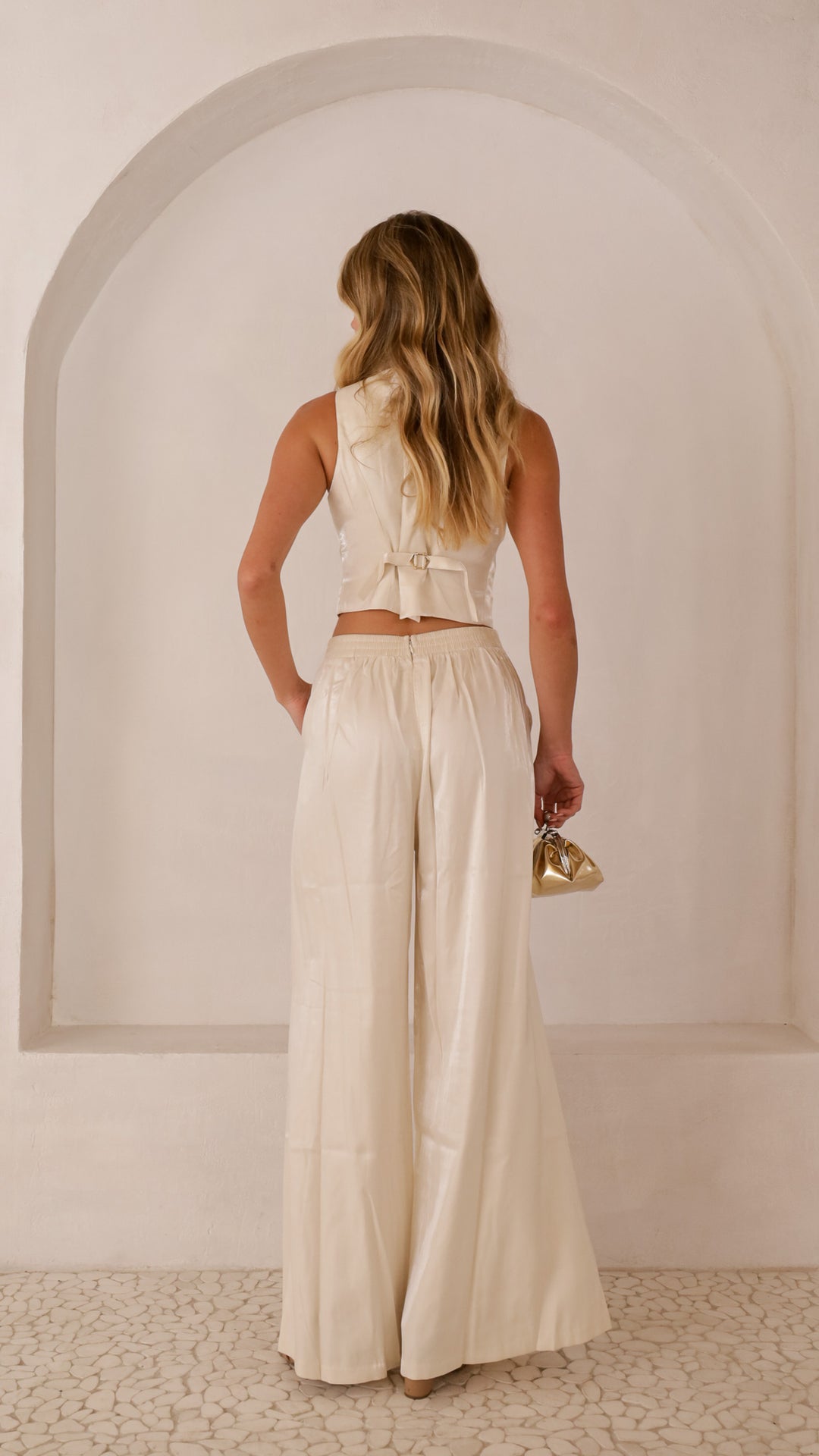 rear view image 1 of Anessa Set