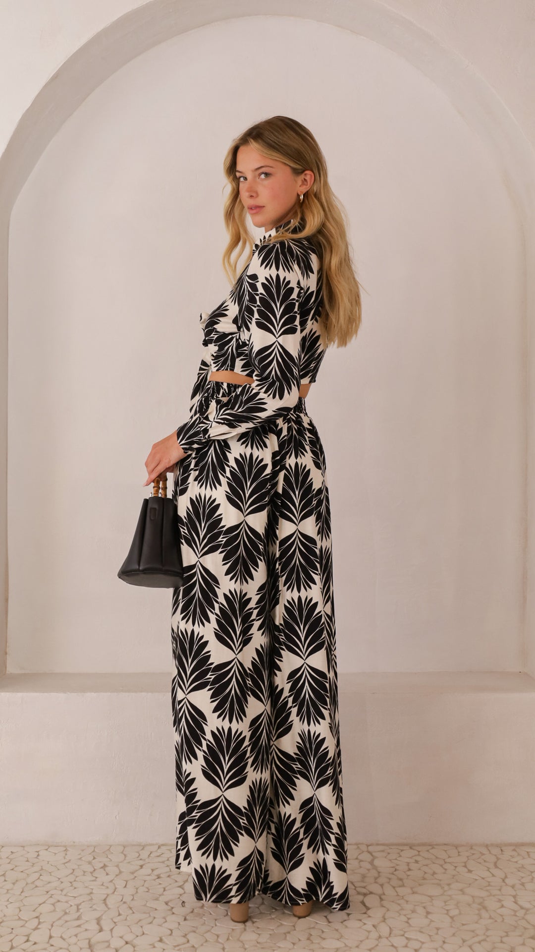 rear view image 1 of Amari Set