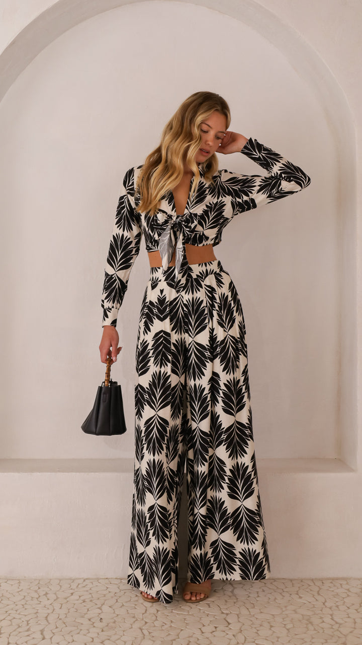 front view image 2 of Amari Set