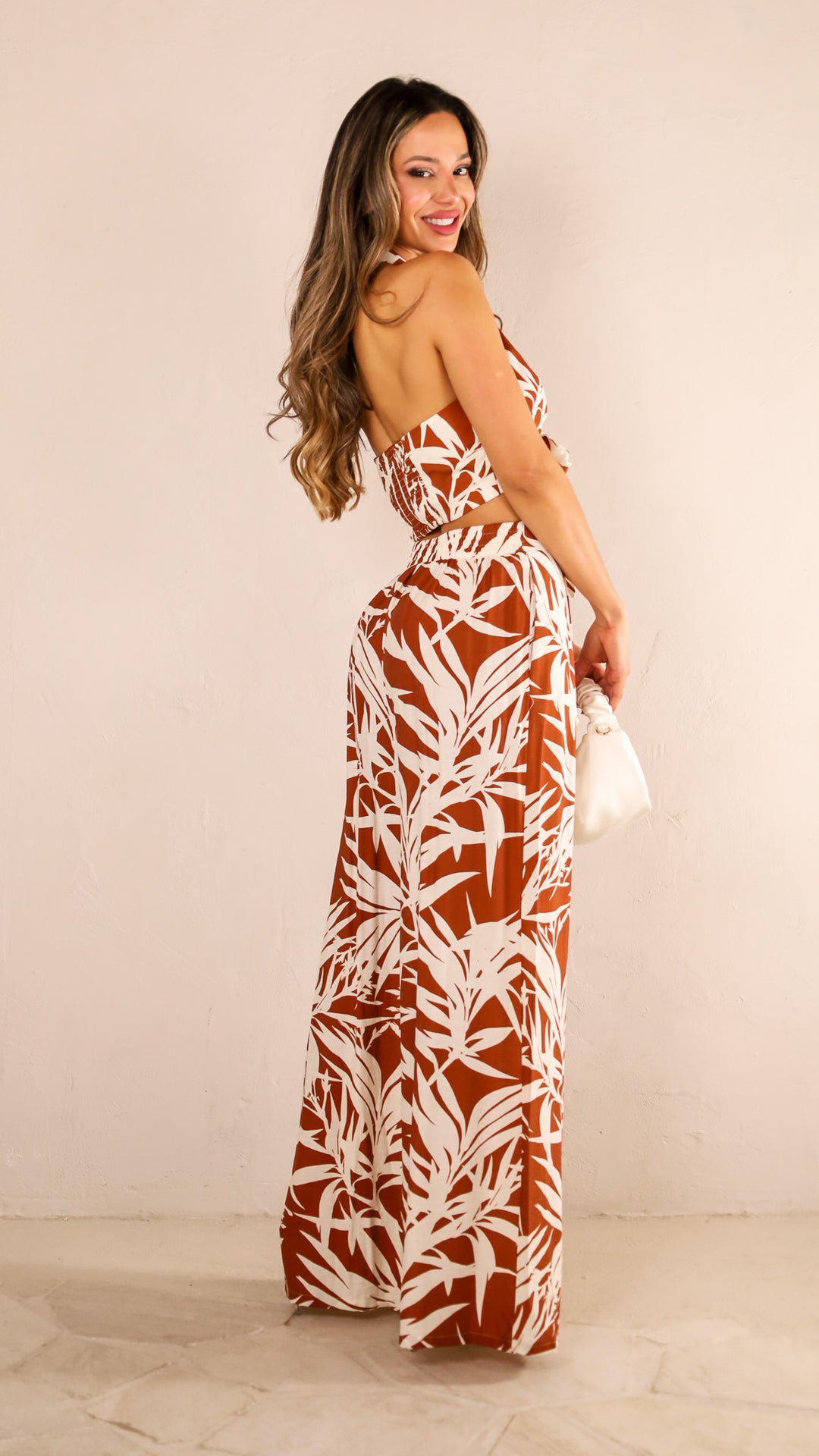 rear view image 1 of Tierra Set