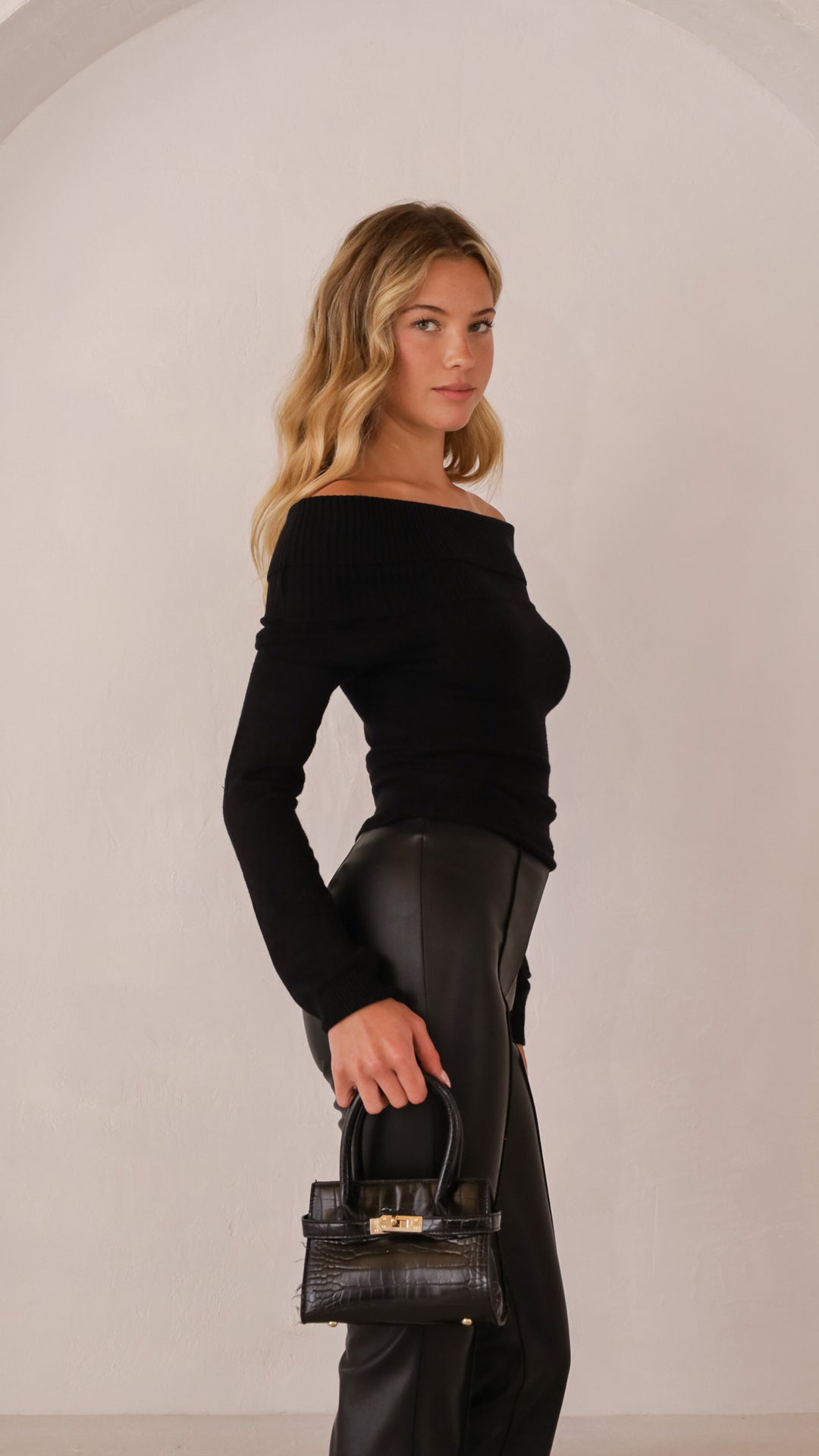 side view image 2 of Kain Top